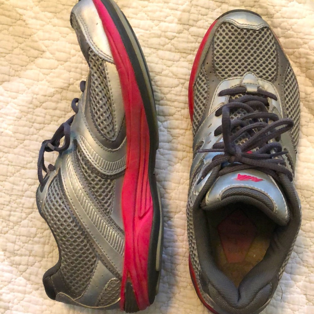 Gently word Avia sneakers size 9.5